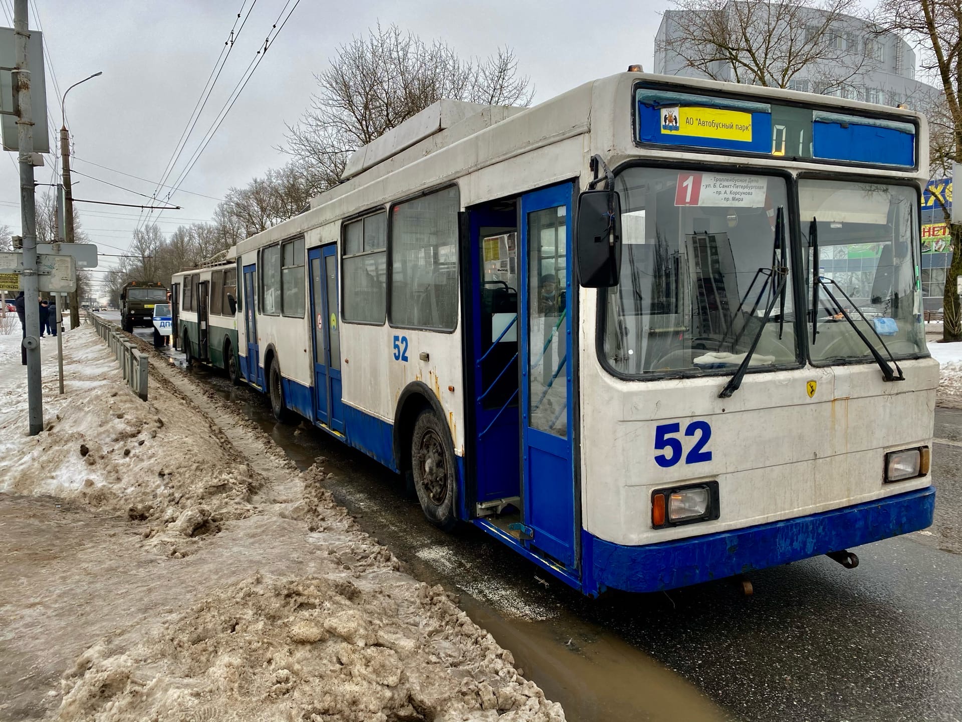 Как стало известно порталу «Весь Новгород», в Великом Новгороде в районе ул. Щусева на Большой Санкт-Петербургской столкнулись два троллейбуса.
