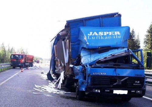 21 июня 2019 года. Сводка происшествий на дорогах области за вчерашний день. Водитель «Вольво» пострадал в аварии двух грузовиков.