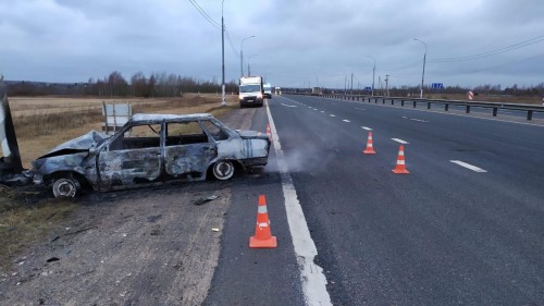 20 февраля 2020 года. Сводка происшествий на дорогах области за вчерашний день. Автоледи на трассе «Россия» заснула за рулем. Машина врезалась в столб и сгорела.
