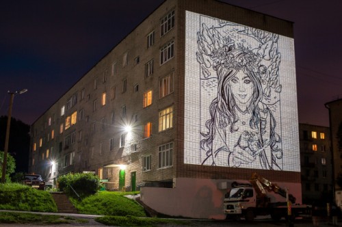 В Валдае молодые художники приступили к созданию двух муралов. Фестиваль уличного искусства «Страницы истории» вновь украсит своими работами улицы города