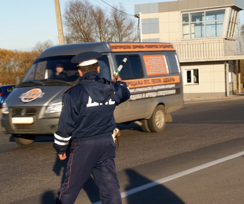 25-летний житель Шимского района после пьянки в Великом Новгороде угнал машину с улицы Зелинского, чтобы добраться до своей деревни.