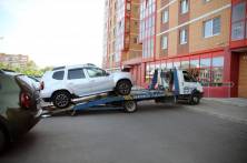 Приставы обнаружили автомобиль должника "Volvo", припаркованный недалеко от его дома. Хозяина не оказалось дома, но автомобиль все равно увезли...